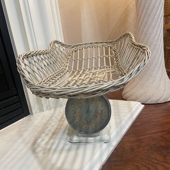 Vintage Wicker Baby Scale - Picture 5 of 7